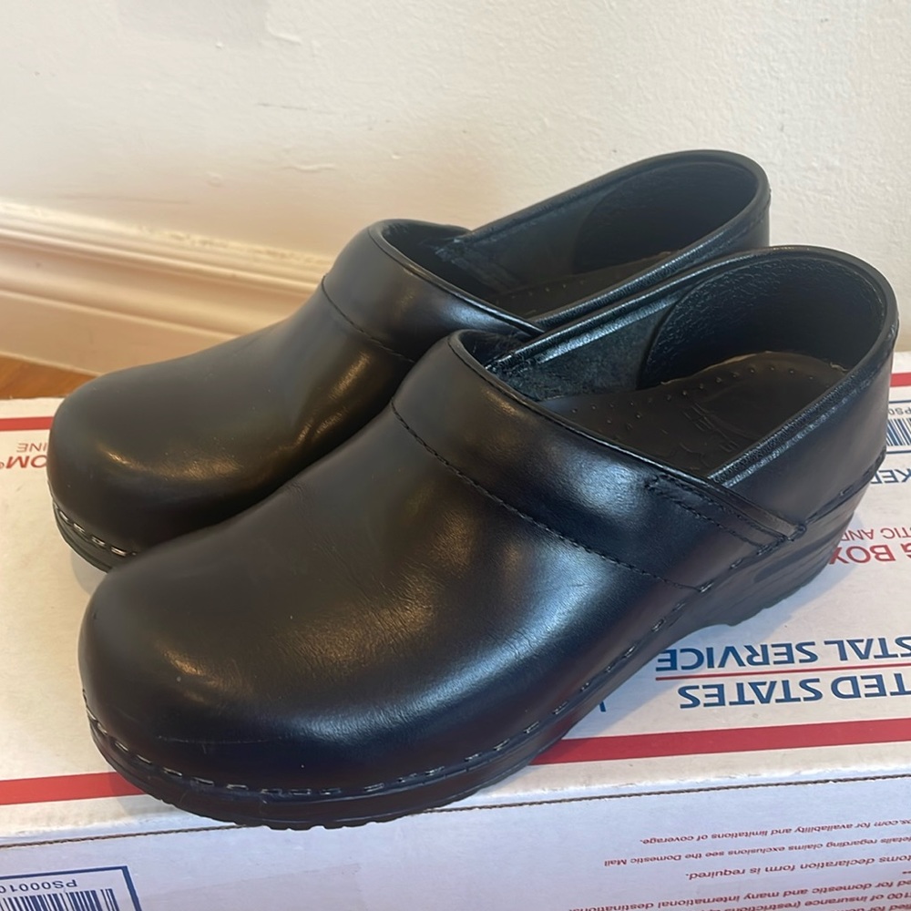Barely worn Black dansko nonslip clogs